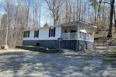 Image de Charming 2-bedroom mobile home, sleeps 6, near Hickory Star Marina. Boat parking