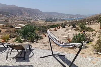 Όμορφη και άνετη κατοικία με εκπληκτικό ηλιοβασίλεμα και εξοπλισμένη κουζίνα.