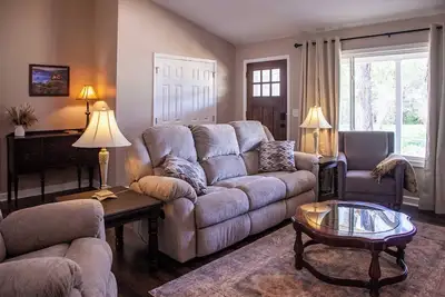 Image de 3-bedroom house near Deep River, Wolfspeed, Toyota, & Zoo