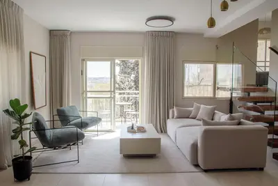Image de Pastoral Old Katamon Penthouse with tons of sunlight and room for family!