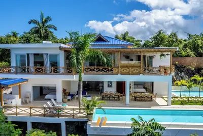 Villa vues Mer et Nature – 6 Chambres A/C - 2 Piscines 1 Jacuzzi 6 personnes
