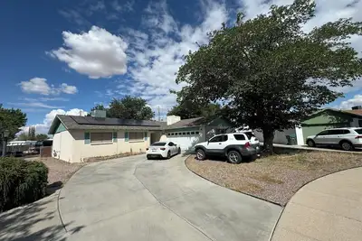 Image de Shaded 2 bedrooms of a 3-bedroom house with WiFi, Ac Less than a mile from Rt 66