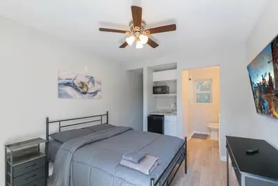 Image de Spacious 1 - Bedroom Apt w\/ Queen Bed & Bath