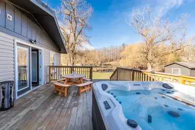 Image de Whispering Willow Retreat - Hot Tub & Fire Pit