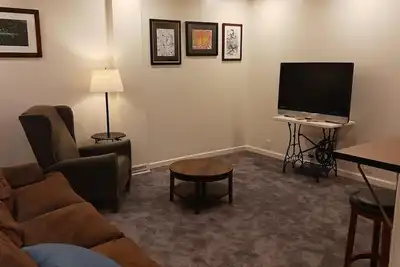 Image de Walk-Out Guest Suite/Apartment Near Iu