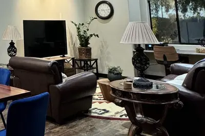 Image de Charming 1-bedroom Qt Cottage with Ac, WiFi near  1 mile P83, Arrowhead Mall