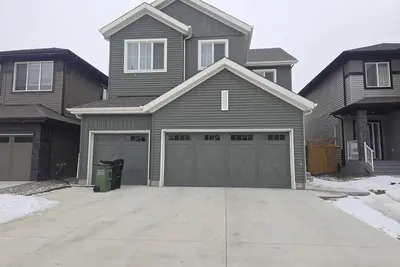 Image de Spacious Family Retreat Near West Edmonton Mall | Gym, Ravine, Trails, Netflix