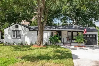 Image de 5-bed, 3-bath house near Stadium with 3 TVs, Wifi, Laundry, Ac, & full kitchen