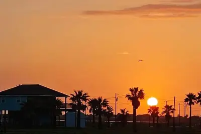 Image de Beachfront Magnolia Beach House Steps from Pier / 2 Bdrm & 2 Bath / Boat Parking