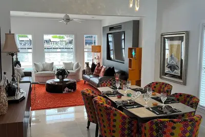 Image de Designer intercoastal pool home, 3 blocks from the ocean.