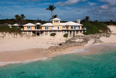 Image de Stunning 3+ Bed\/4-Bath House with Private Dock, Pool & Direct Beachfront Access!