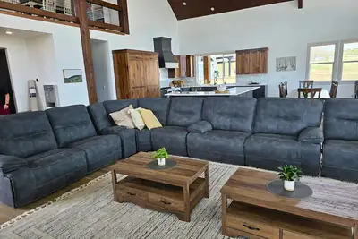 Image de Timberhaven Cabin | Bear Lake Retreat | Sleeps 40+