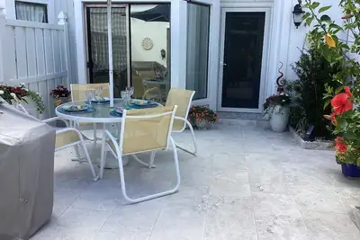 Image de Location! ! ! Unique townhome, 2 en-suites, courtyard, golf, beach, gated community