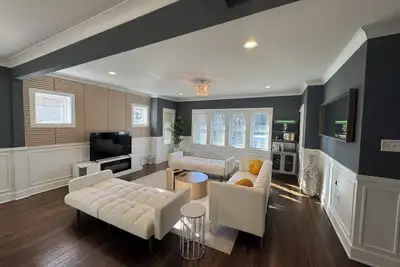 Image de Stunning Modern & Spacious Sleeps 16 in Forest Park