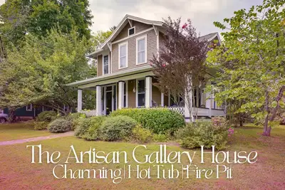 Image de Artistic Retreat w/Hot Tub & Fire Pit in St. Elmo