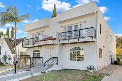 Image de Luxury 3 Bed 3 Bath Home 5 Mins to Rodeo Drive A+ Location WiFi Parking Backyard