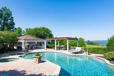 Image de Lakeside Getaway: Pool, Hot Tub, Sauna, 2br Condo with Rv, Fishing, Playground, Basketball Court!