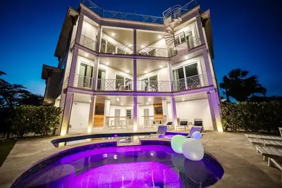 Image de 400ft to Beach, Ocean View, Pool, Rooftop, in the Siesta Key Village, 6-bdr
