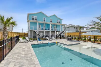 Image de Brand New and Just Listed! Luxury 3-Story Beachside Rental | Pool | Ocean Views