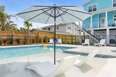 Image de Brand New and Just Listed! Luxury 3-Story Beachside Rental | Pool | Ocean Views