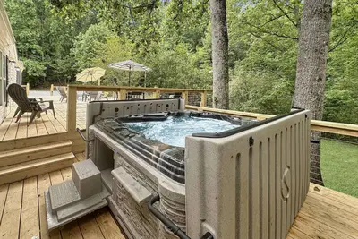 Image de New 6br -10 acres |Game room & Bunk room| Hot Tub
