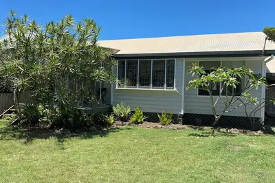 Image de Home 100 steps from the beach through the reserve, Suffolk Park. Pet friendly!