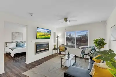 Image de Sunny Loft Free Parking WiFi Open Concept Peaceful in Overland Park w/ Workspace