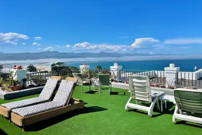 Image de Exquisite Plett Penthouse: Landmark Luxury & Panoramic Coastal Views