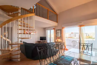 Image de Grand duplex avec terrasse et piscine