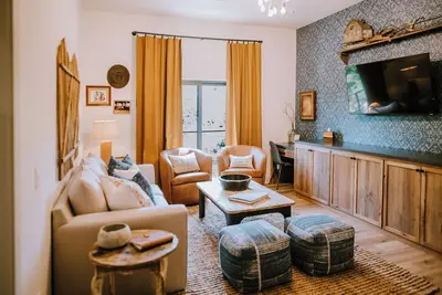 Image de Gaines Ranch on the Square | Cutter’s Quarters | 2 Kings| Sleeps 6 | Wimberley