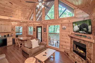 Image de 🌲 Bear Paw Lodge 🔥 Wooded Views, Hot Tub, Arcade & Fire Pit