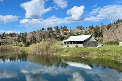 Image de Spacious, recently renovated 2 bedroom, 2 full bath house with private pond.