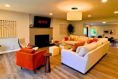 Image de Modern Buckhead Retreat Sleeps 10: Families & Groups