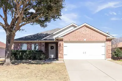 Image de Pet-friendly home with 6 beds, private office, backyard oasis in Roanoke, Tx