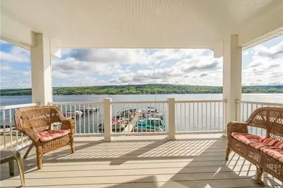 Image de Lakefront Penthouse Apartment on lovely Conesus Lake!