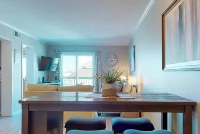 Image de Seawalk – Modern 2br Condo, Steps to Carolina Beach & Pool!