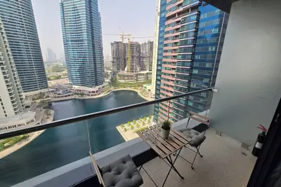 Image de Click Stay - Jlt - Entire Studio & Balcony Lakes view Apartment -Na