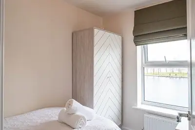 Image de Lakeview stay is a 4 bedroom luxury house which sleeps 7 guests with lake view