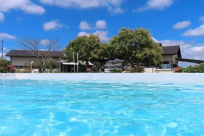 Image de Grande Maison Avec Piscine Au Milieu Des Vignes