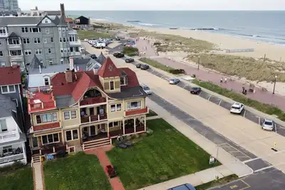 Image de Panoramic View Ocean Front Victorian House
