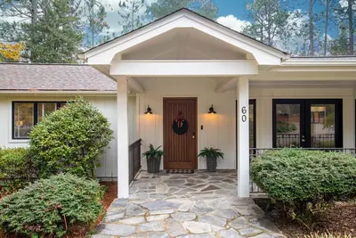 Image de Spacious property w/Pool & walkable to downtown