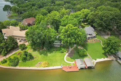 Image de Sleeps 12, Spacious Luxe Lake House full of Stunning Views