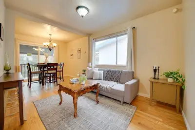 Image de Brighton Upper Suite Near Park & Light Rail