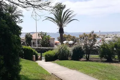 Image de Maisonnette calme. Coudoulière. Plages et commerces 5min à pied. Idéal famille