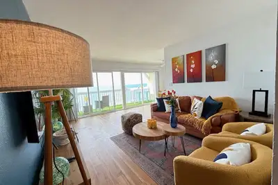 Image de Oceanfront Escape - Steps to Beach - Stunning Views & Balcony