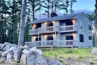 Image de Spacious 6-Br Lakehouse Retreat ~ Day Dock • Lake Views • PrivateBeach 5min walk