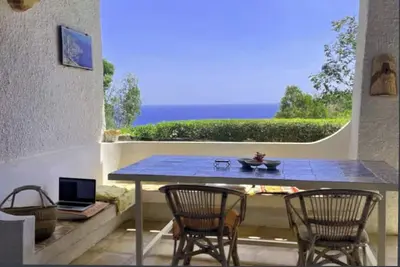 Image de Detached vacation home with sea views and close to the beach in a large garden