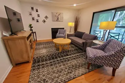 Image de Charming Condo amongst trees Close to Everything