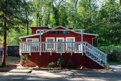 Image de Riverbend Retreat -- Complimentary wine tasting at Croix included!