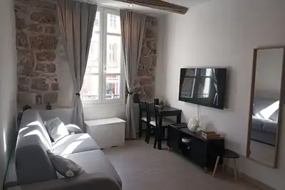 Image de Adorable studio avec pierres et poutres apparentes au cœur du vieil Antibes!